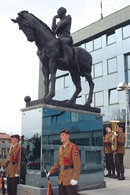 Slovesnost slovenske vojske ob spomeniku Rudolfa Maistra